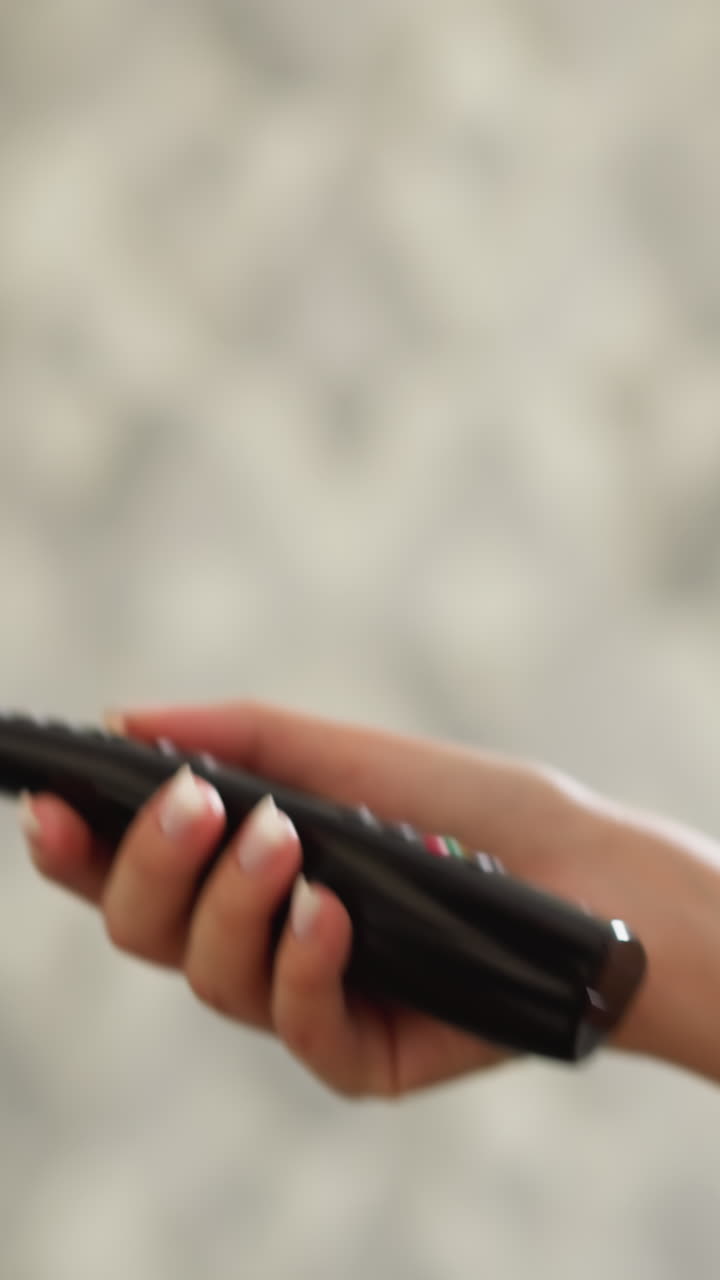 여성은 tv 세트를 사용하여 방 벽에 근접하여 리모컨으로 조합니다. 강한 여성은 실내에서 트레드밀에서 운동하는 tv 프로그램을 시청합니다. 스포츠 여성은 운동에서 지루함을 다루고 있습니다.