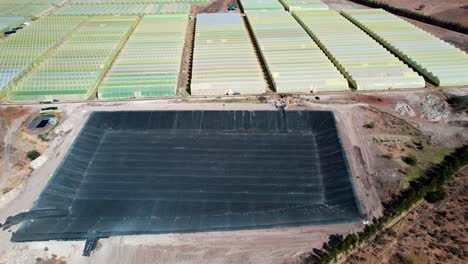 cuenca de agua vacía para el riego de la explotación de invernaderos