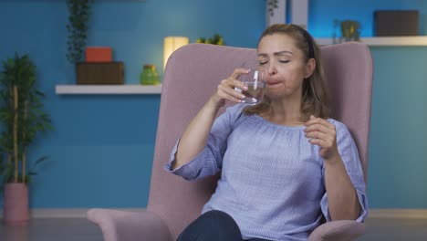 Mujer-Bebiendo-Agua-Para-Una-Vida-Sana.