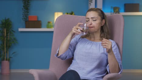 mujer bebiendo agua para una vida saludable.