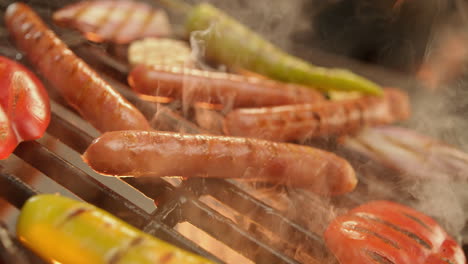 salchichas a la parrilla y verduras en una barbacoa