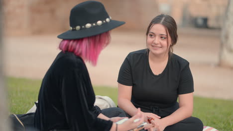 dos mujeres teniendo una conversación en un parque