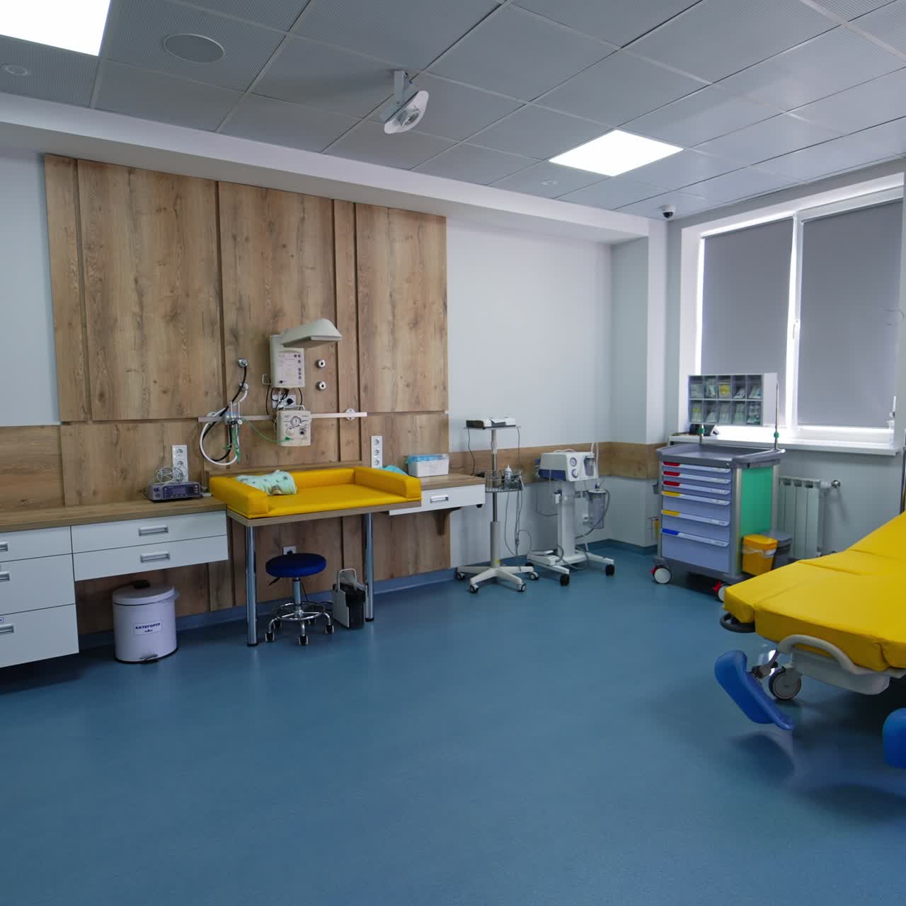 Ward corner with wheel bed and other advanced technological devices for delivering ladies. Spacious room in maternity home