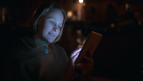 Woman-using-pad-and-enjyoing-night-water-travel-in-Venice