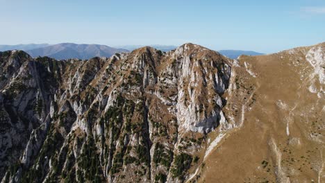 Las-Montañas-Piatra-Craiului-Bajo-Un-Cielo-Azul-Claro,-Vista-Aérea