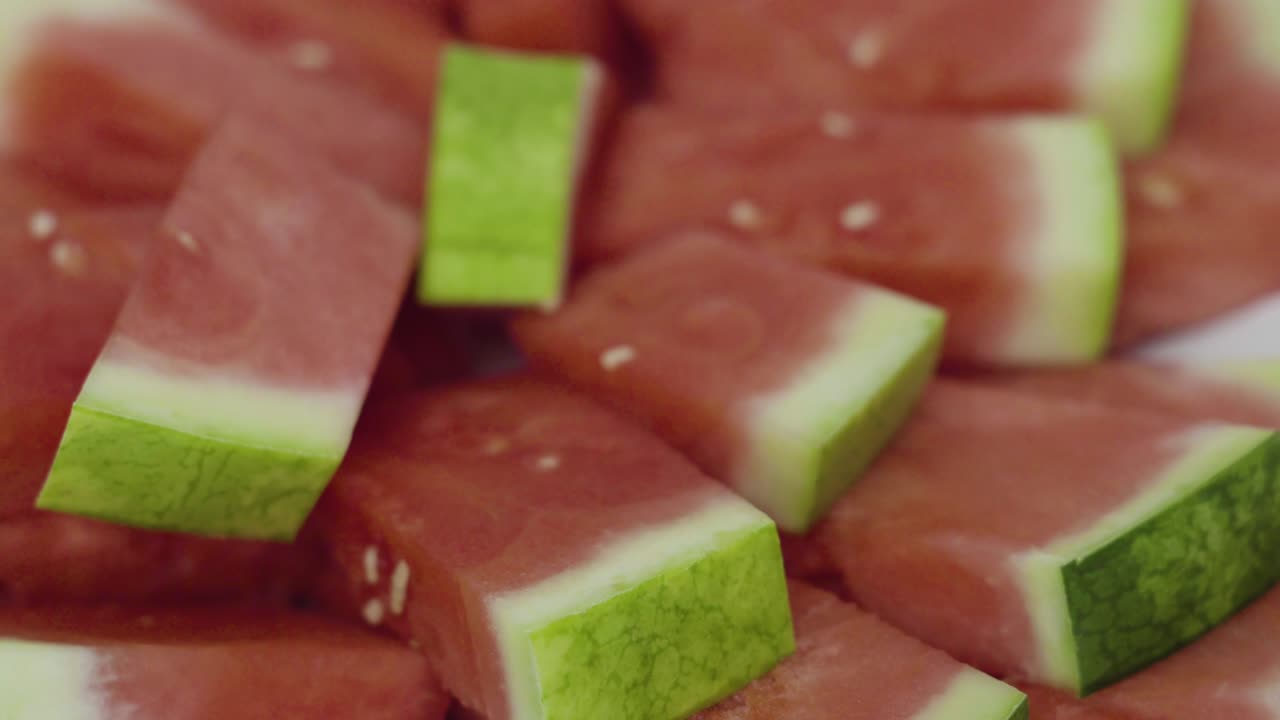 은 씨 없는 수박의 작은 조각