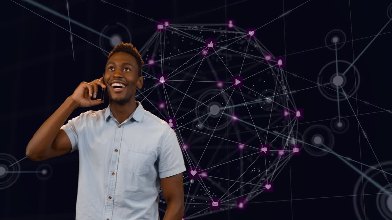 hombre hablando en un teléfono inteligente contra un globo de iconos digitales