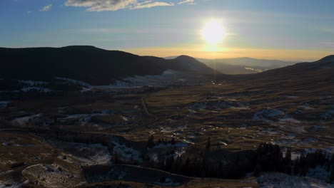 Entdecken-Sie-Die-Halbwüstenwiesen-Und-Schneebedeckten-Gipfel-Von-Kamloops