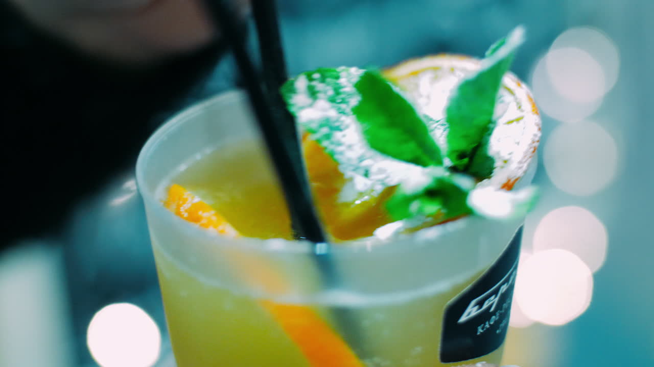 페퍼민트 와 설탕 가루 로 장식 된 과일 의 알코올  ⁇ 테일