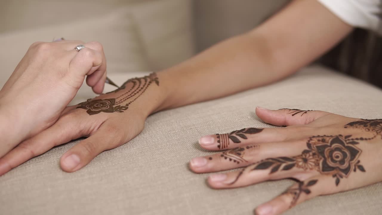 Processo di creazione del disegno di tatuaggio all'henné