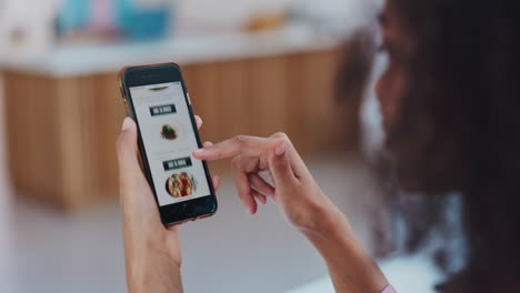 Smartphone,-Essenslieferung-Und-App-Mit-Frau