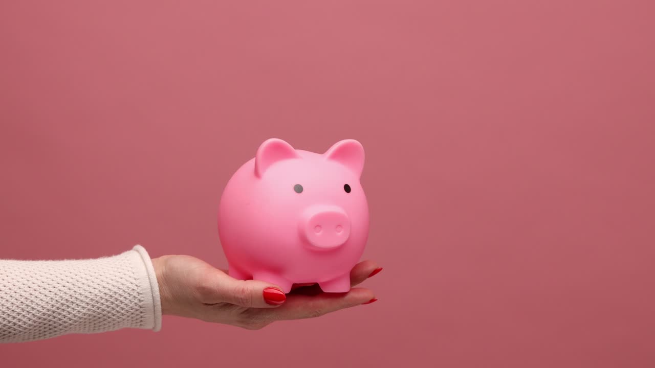 mujer con la mano en la bolsa de inversión ahorrando dinero moneda, depósito, cocepto financiero o bancario.