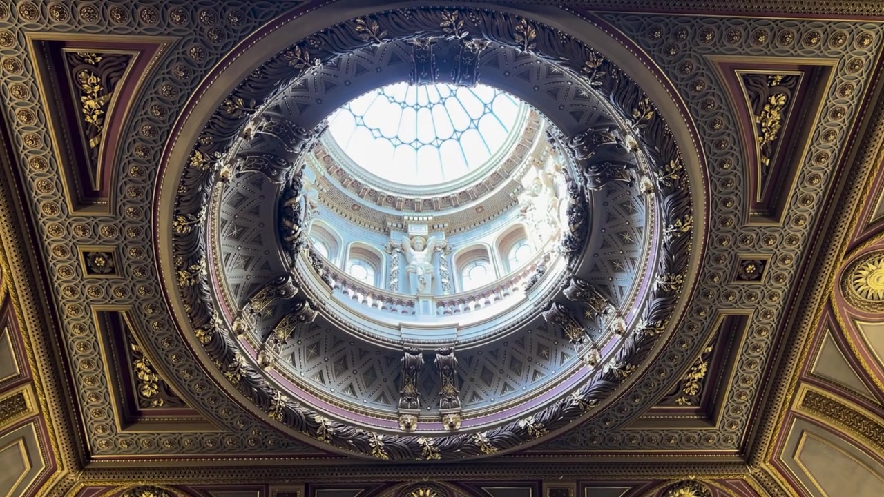 Techo intrincado con claraboya del Museo Fitzwilliam de Cambridge