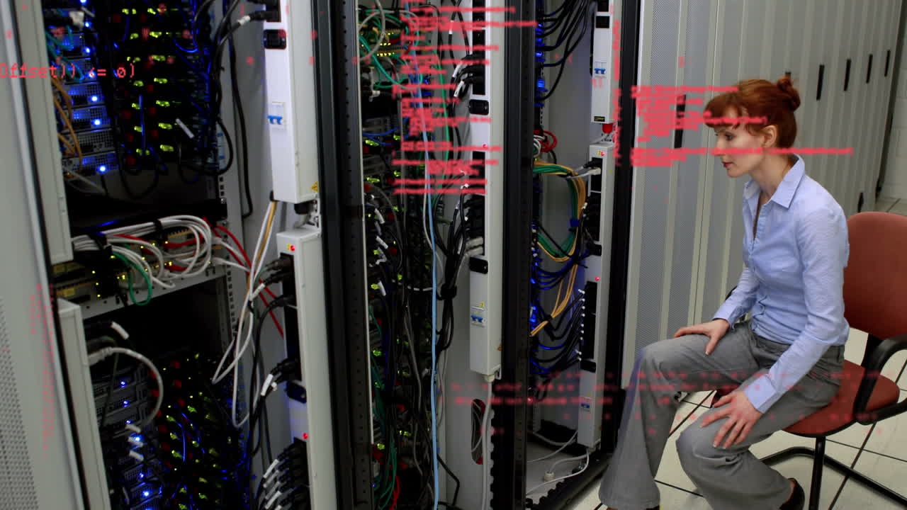 animación del procesamiento de datos sobre una mujer caucásica en la sala de servidores