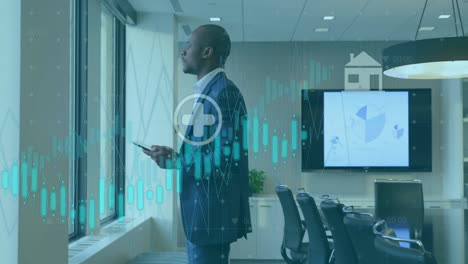 animación del procesamiento de datos financieros sobre un empresario afroamericano que usa una tableta en la oficina