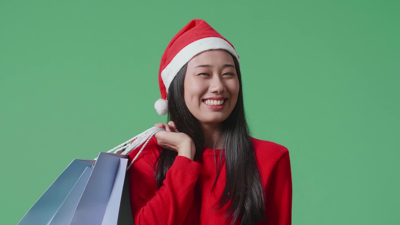 mujer feliz comprando en un sombrero de santa