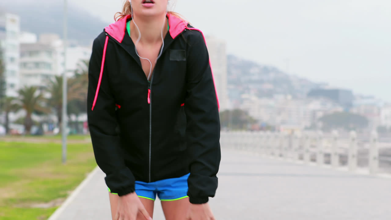una joven muy decidida corriendo.