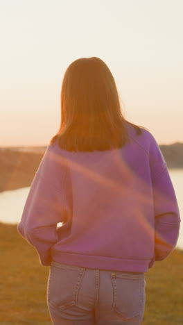 한 여인이 어두운 강변에서 혼자 산책하고, 사려 깊은 여인이 조용한 봄 저녁을 즐기고, 시골 강변에서 산책하고 있으며, 관광객은 자연 공원에서 휴식을 취합니다.
