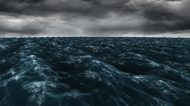 Oceano blu tempestoso sotto un cielo scuro
