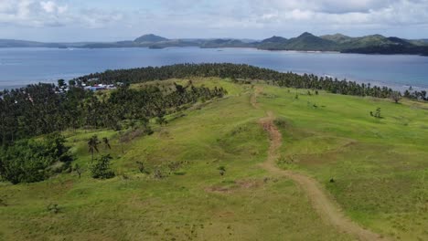 sendero peatonal en el terreno de las colinas verdes de la isla de corregidor, siargao