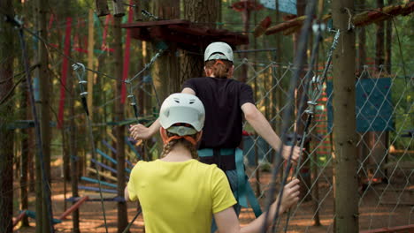 gente en el campamento de aventuras