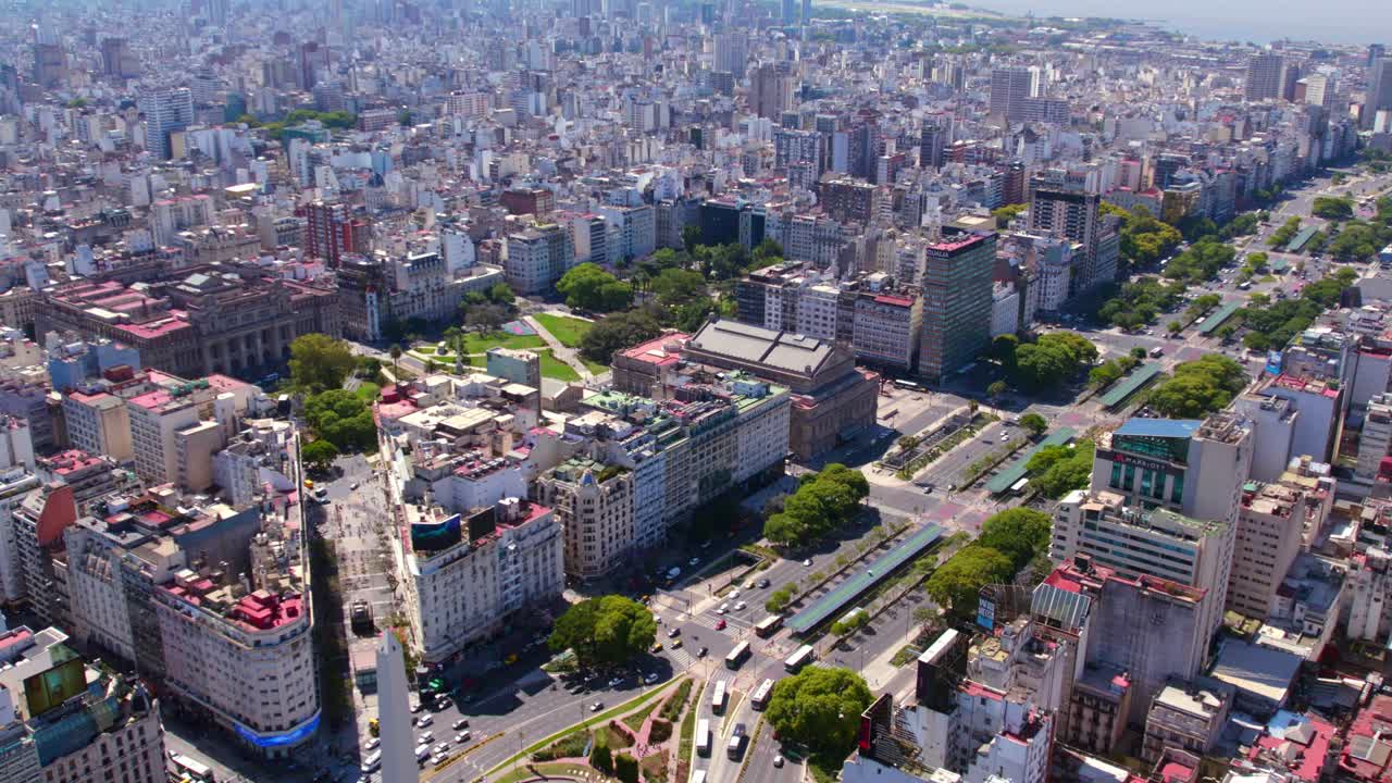 dolly en el establecimiento de una vista aérea de la ciudad de buenos aires en un día soleado de primavera, una ciudad con mucho tráfico en un día laborable