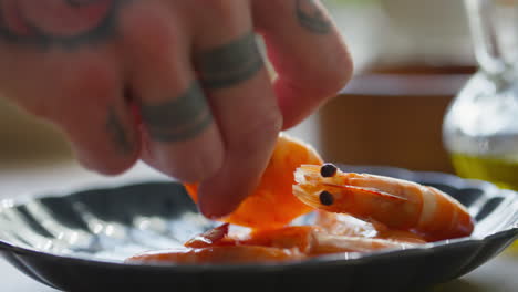 serving cooked shrimps on plate