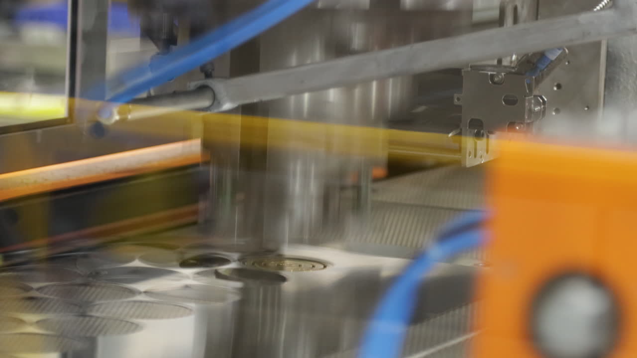 máquina automática de perforación de láminas de aluminio para tapas en la línea de producción - máquina de revestimiento de tapas - fotografía de cerca