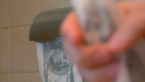 usando papel higiénico de dólar en 4k en cámara lenta 60 fps
