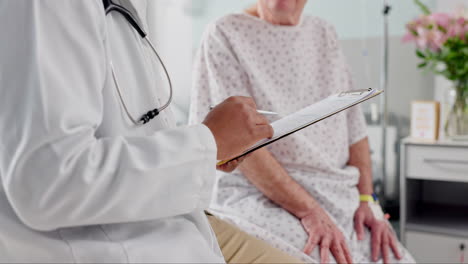 manos mayores, médico y clipboard para el hospital