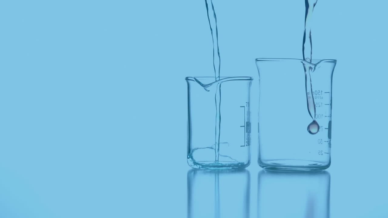 데이터와 분자가 전면에 있는 실험실 컵