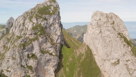 Tiro-Estático-De-Rocas-En-La-Cima-De-La-Alta-Montaña