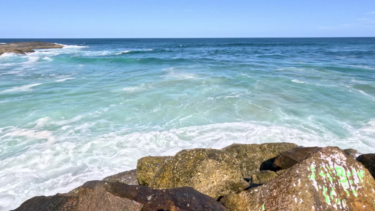 las olas del océano golpean las rocas en las cabezas de nambucca