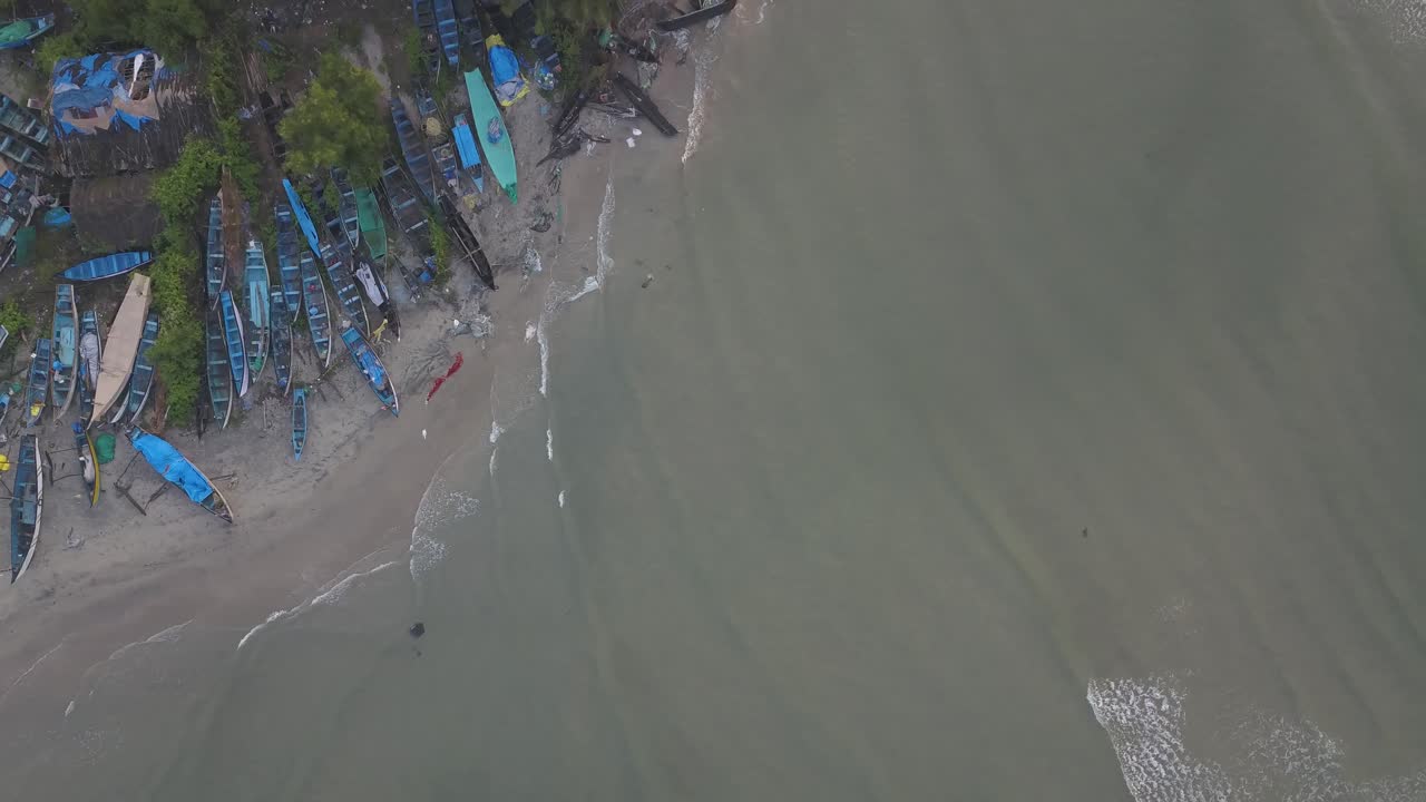 인도 남 고아 의 카나코나 의 팔로렘 해변 해안 에 쌓여 있는 버려진 오래된 목조 보트 들