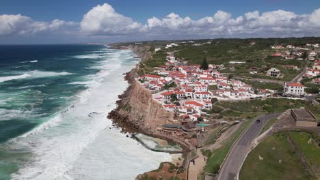 Fliegen-Sie-über-Die-Stadtküste-Von-Azenhas-Do-Mar,-Portugal-04