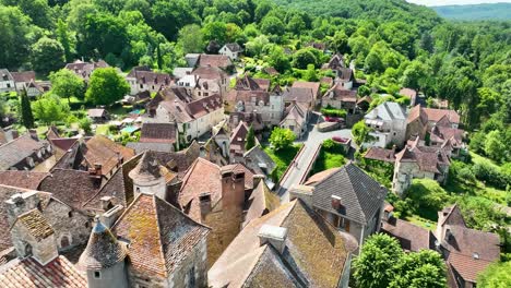 Pequeño-Pueblo-Medieval-Situado-Junto-A-Un-Río-Que-Fluye-A-Través-De-Un-Frondoso-Bosque-En-El-Corazón-De-Francia