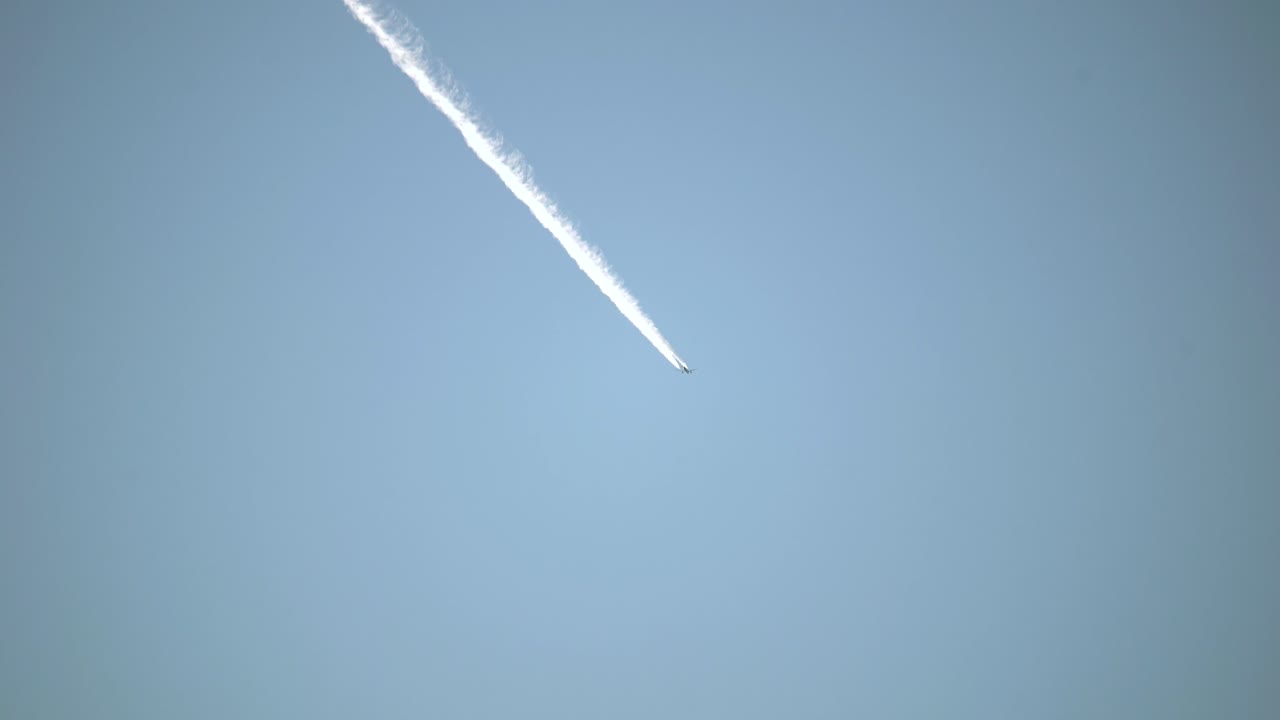 estelas de vapor de aviones comerciales contra un fondo de cielo azul