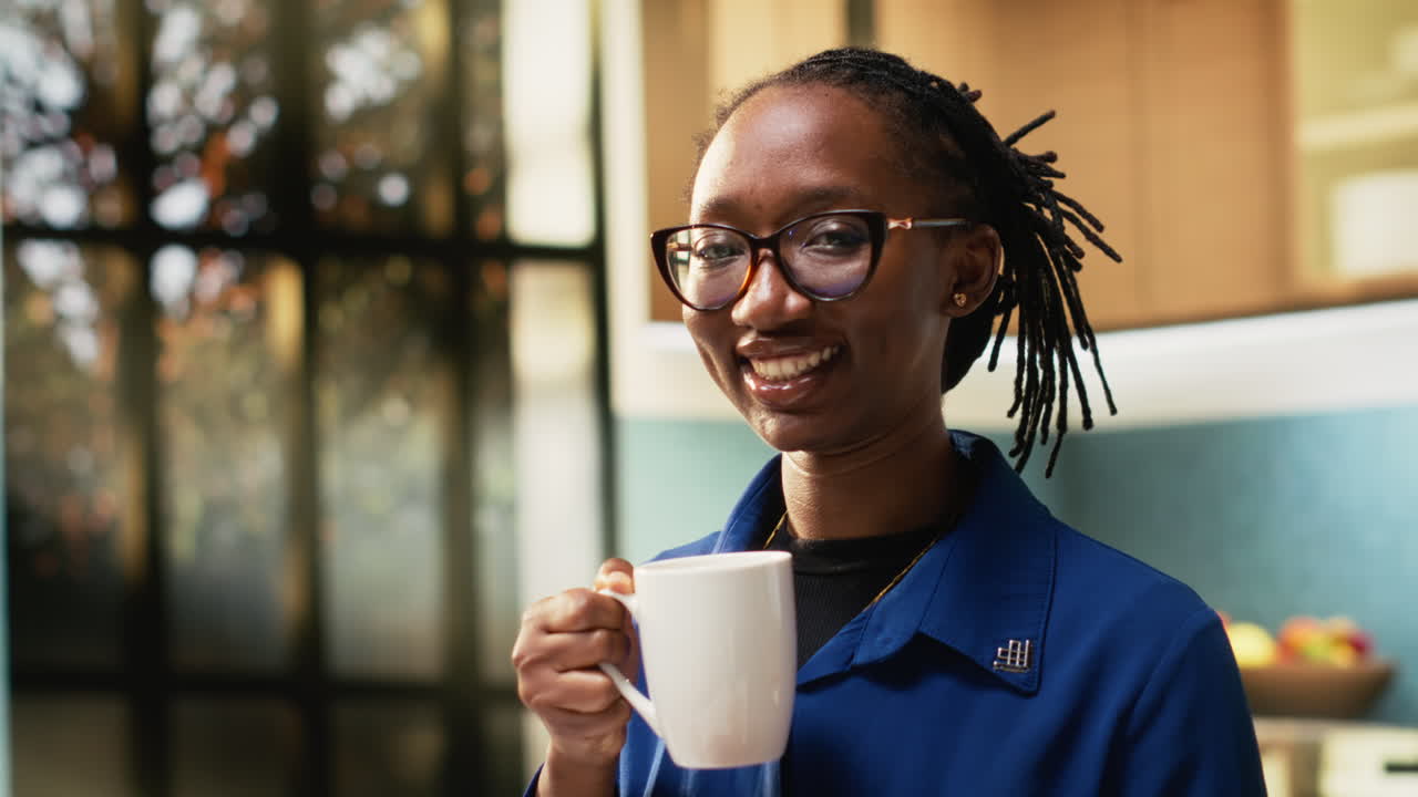 Una mujer bebiendo café.