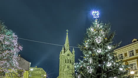 Weihnachtsstadt-Mit-Weihnachtsbaum-Und-Europäischer-Kirche-Und-Lichtern,-Zeitraffer