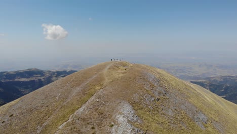 Luftbild:-Flug-über-Den-Kissavos-Berggipfel,-Der-Die-Wunderschönen-Landschaften-Griechenlands-Enthüllt