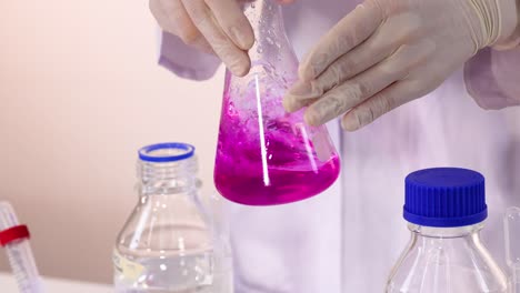 experimento de laboratorio con soluciones químicas
