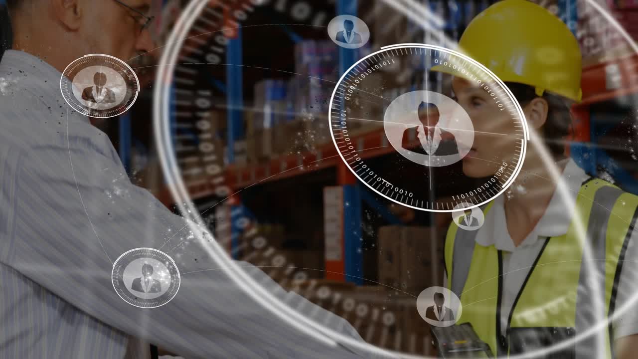 Uomo e donna anziani che scansionano i codici a barre delle scatole, attivando un'interfaccia HUD che mostra l'inventario per la logistica.