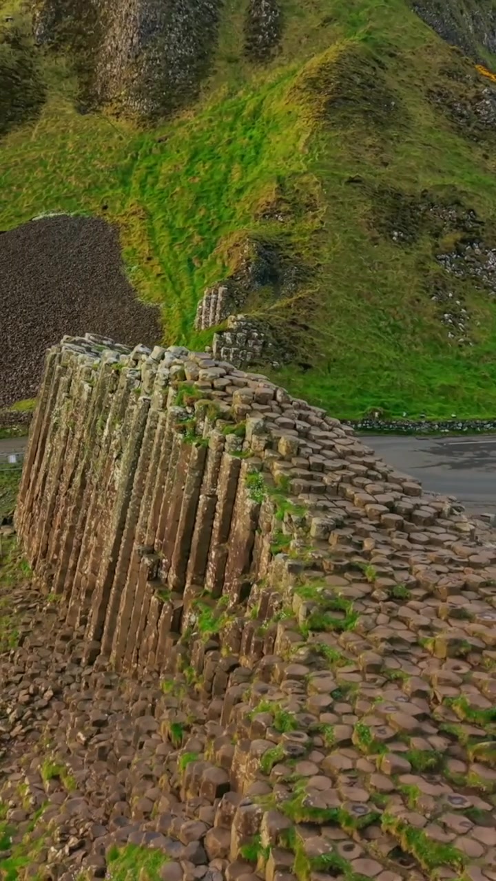 Luchtfoto-video in sociale verhouding van de hoge zuilen bij The Giant's Causeway in Bushmills, County Antrim in Noord-Ierland, Verenigd Koninkrijk. Geproduceerd in 1080x1920 verticaal formaat met Rec709 kleur.