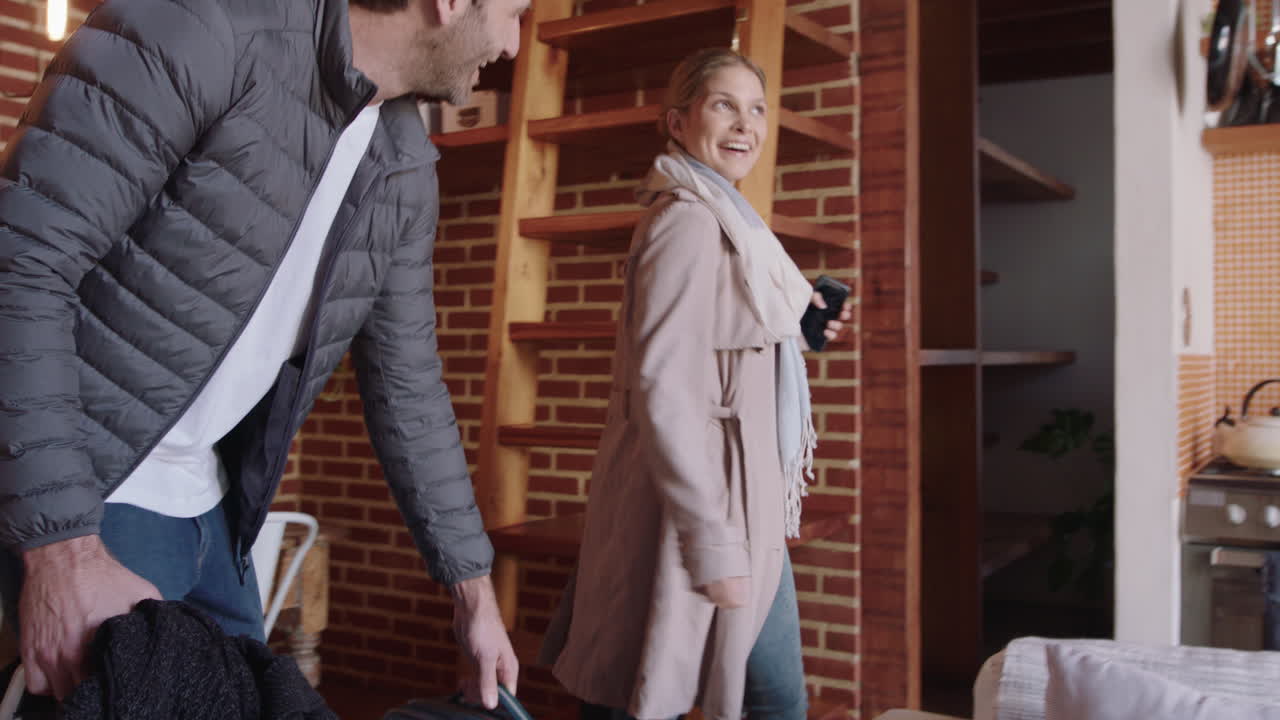 행복한 커플이 휴가 집에 도착하고 미소 짓고 아 ⁇ 한 아파트를 즐기며 포옹하고 여행 휴가를 위해 흥분하고 있습니다.