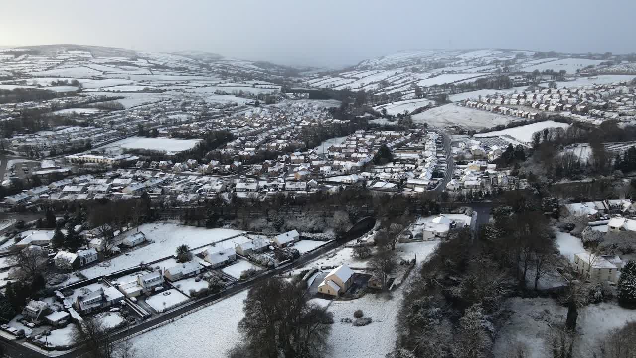 북아일랜드 데리에 눈이 내리는 겨울날의 드론 영상