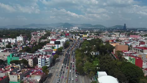 Drone-Volando-Sobre-Una-Carretera-Larga-Y-Transitada,-La-Famosa-Avenida-Interior-Del-Circuito,-Ciudad-De-México