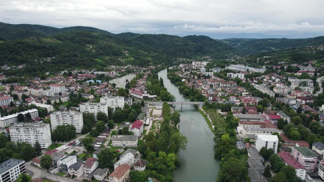 Luftfoto af Vrbas-floden, der snor sig gennem Banja Luka, Bosnien.