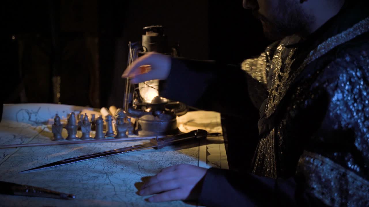 전쟁 전에 검으로 계획을 세우는 사령관.