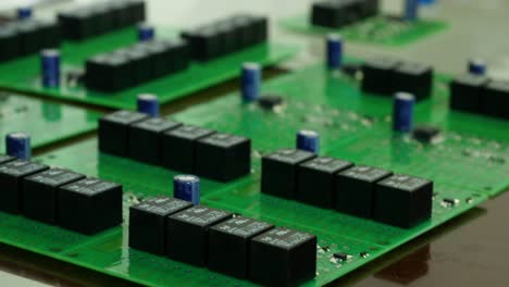 vista de cerca de múltiples placas de circuitos impresos (pcb) con relés y componentes