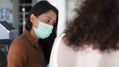 Video-En-Primer-Plano-De-Mujeres-Hablando-En-El-Cargo-Durante-Una-Pandemia